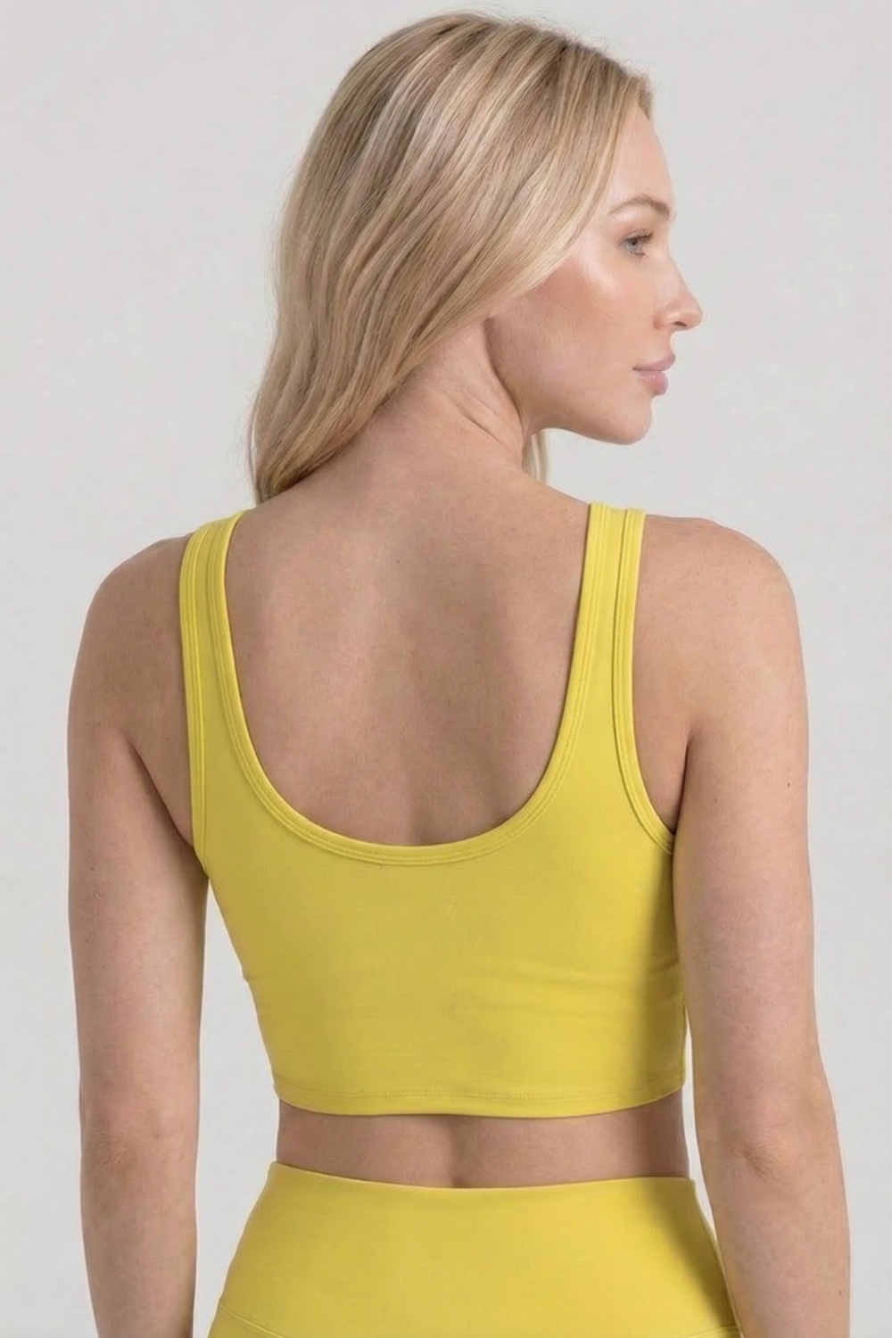 Sujetador deportivo corto a la moda