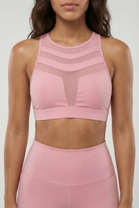 Sujetador deportivo con cuello alto y tirantes, y paneles de malla