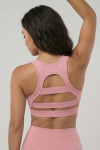 Sujetador deportivo con cuello alto y tirantes, y paneles de malla